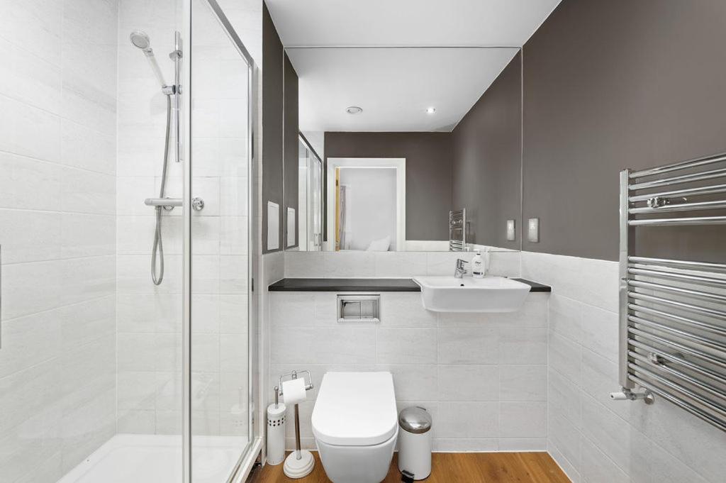Modern Serviced 3-Bedroom Flat In East Londen Buitenkant foto