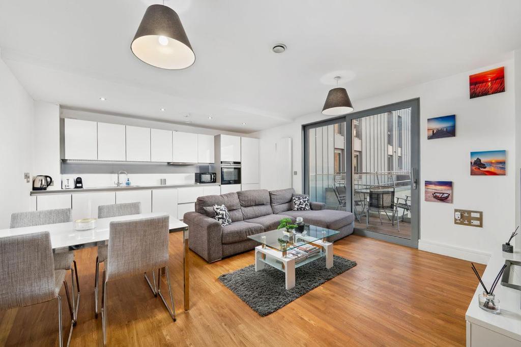 Modern Serviced 3-Bedroom Flat In East Londen Buitenkant foto