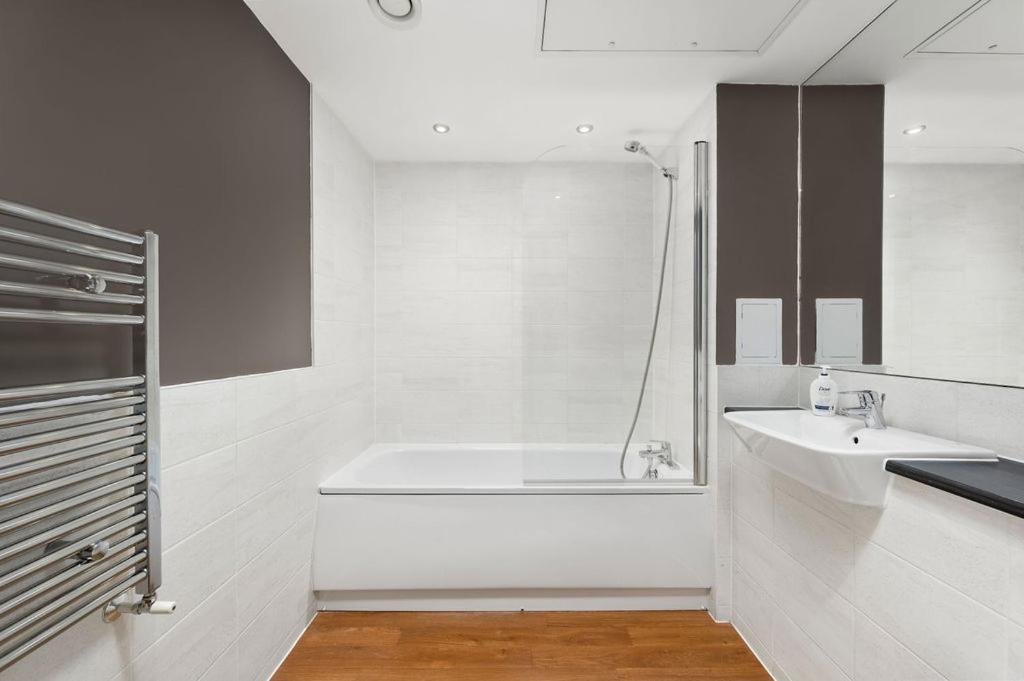Modern Serviced 3-Bedroom Flat In East Londen Buitenkant foto